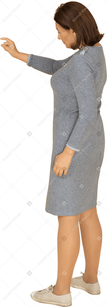 Vista laterale di una donna in abito grigio che mostra una piccola dimensione di qualcosa