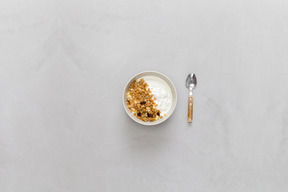 Un bol de cereales con yogur.