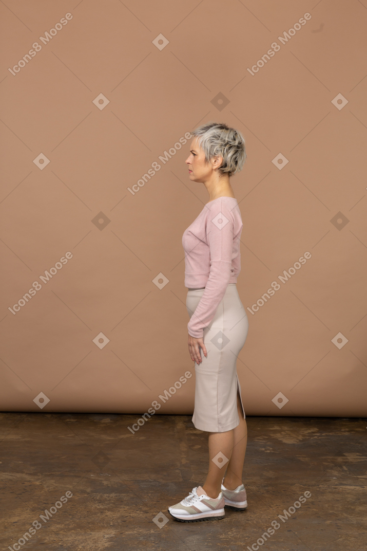 Donna in abiti casual in posa di profilo