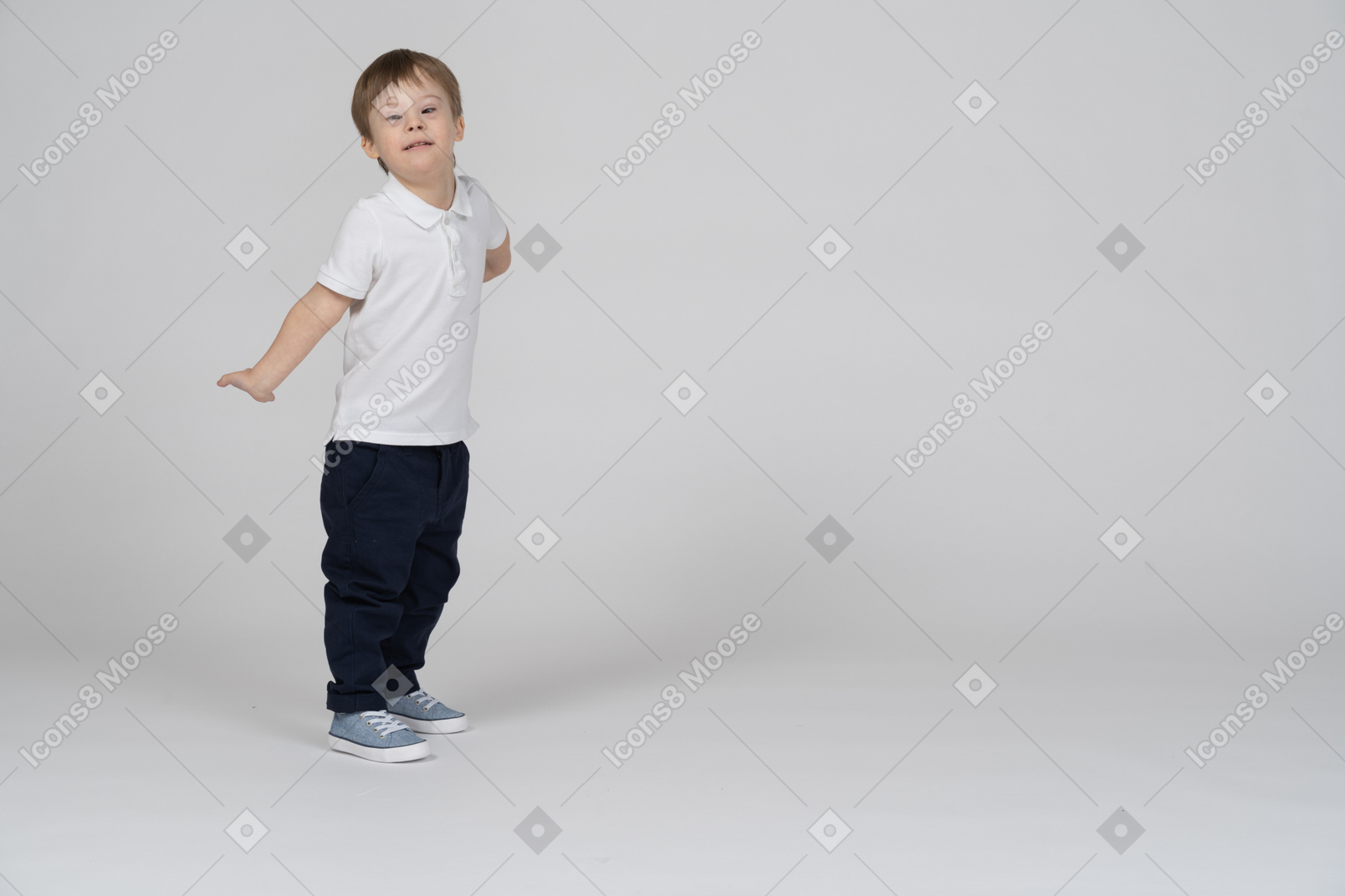 Niño pequeño de pie y estirando los brazos
