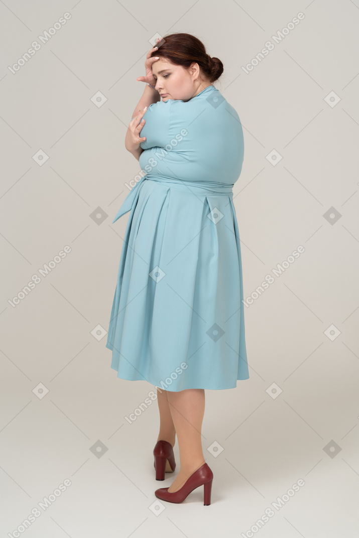 Vue postérieure, de, a, femme, dans, robe bleue, poser