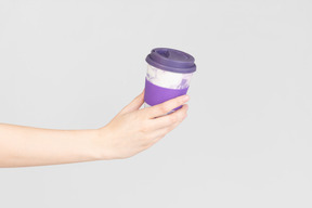 Mano femenina sosteniendo la taza de café