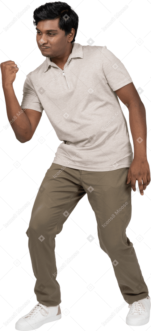 Hombre en ropa casual de pie
