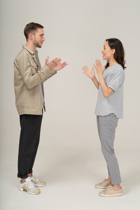 Vue latérale d'un jeune couple se parlant