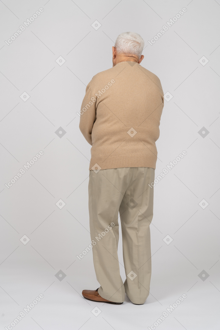 Rückansicht eines alten mannes in freizeitkleidung