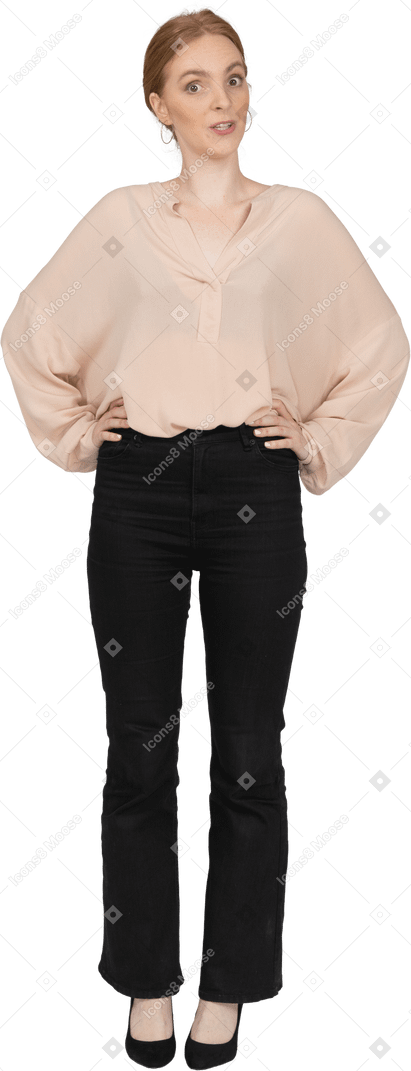 Frau in der schönen bluse stehend