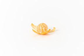 Mandarine moitié pelée sur fond blanc