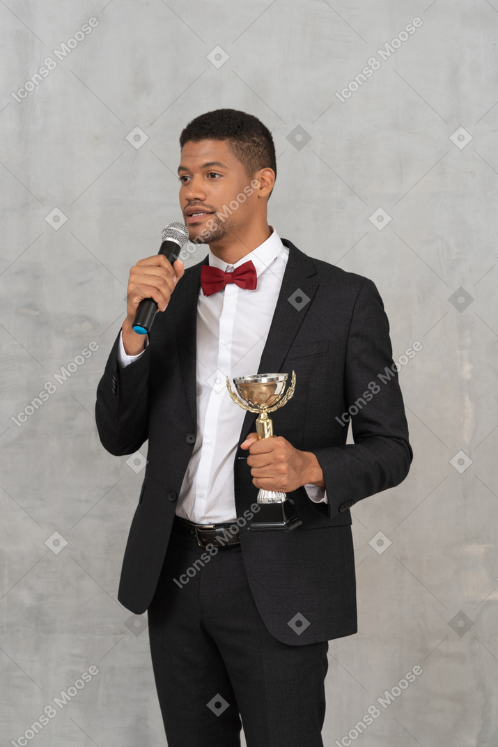 Homem de terno recebendo um prêmio