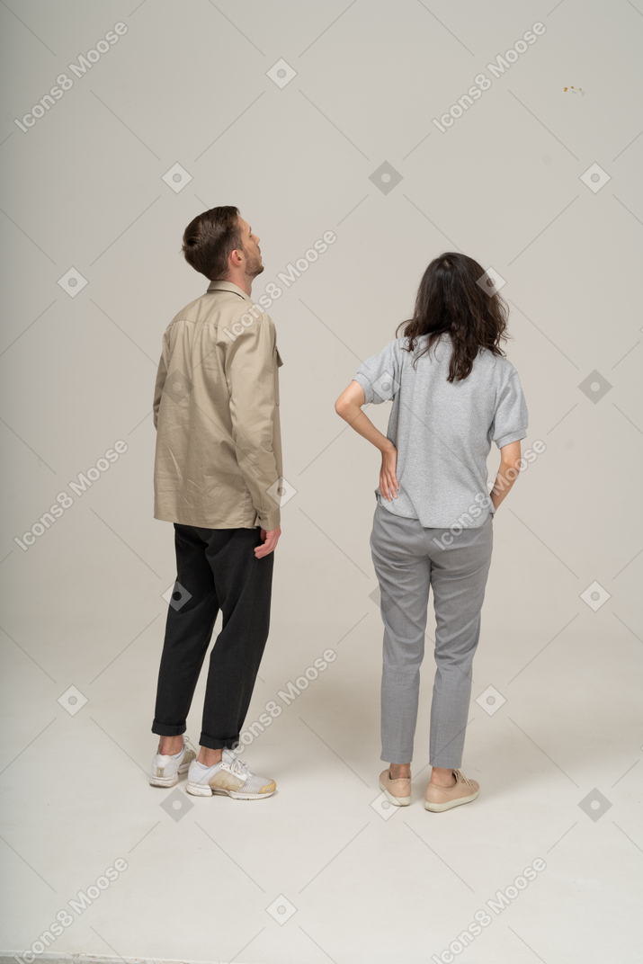 Vista traseira do jovem e mulher olhando para longe