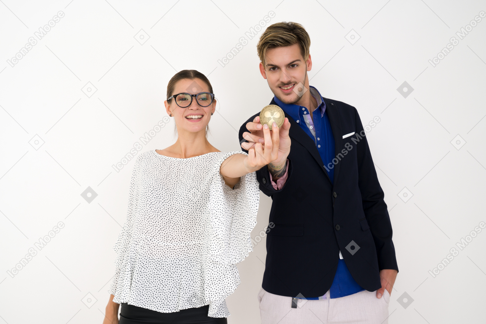 Jovem atraente e mulher segurando juntos uma moeda de ondulação