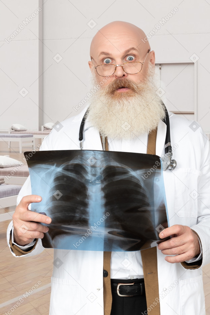 Médico anciano mirando sorprendido