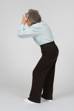Anciana que parece en binocular