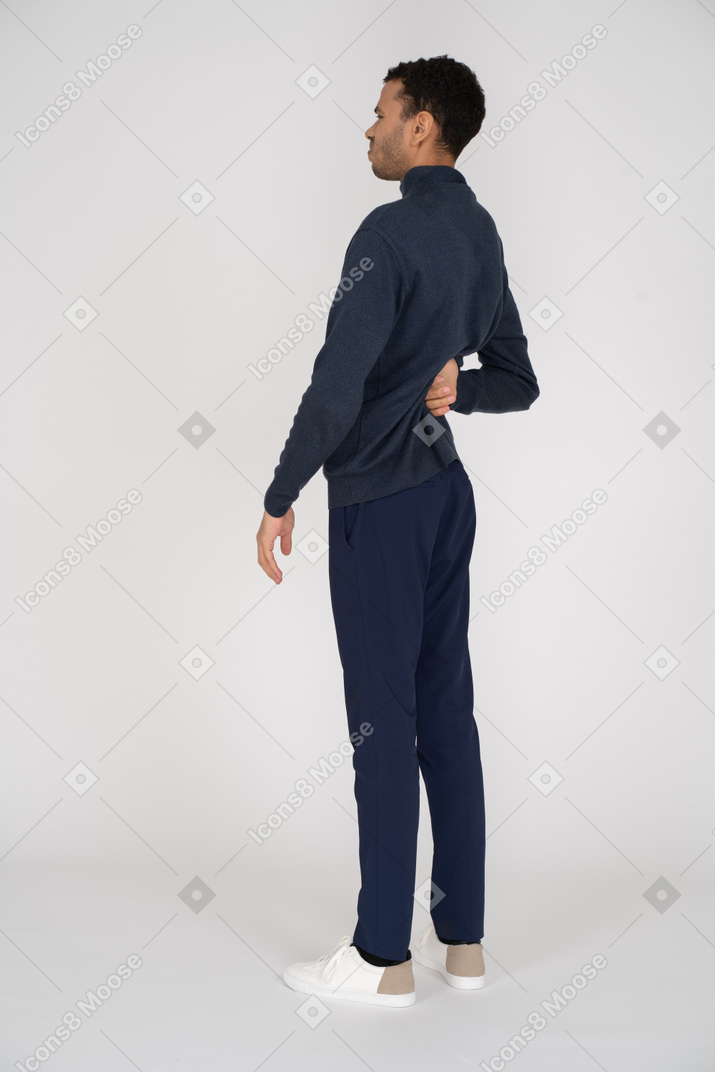 Homme en vêtements noirs debout