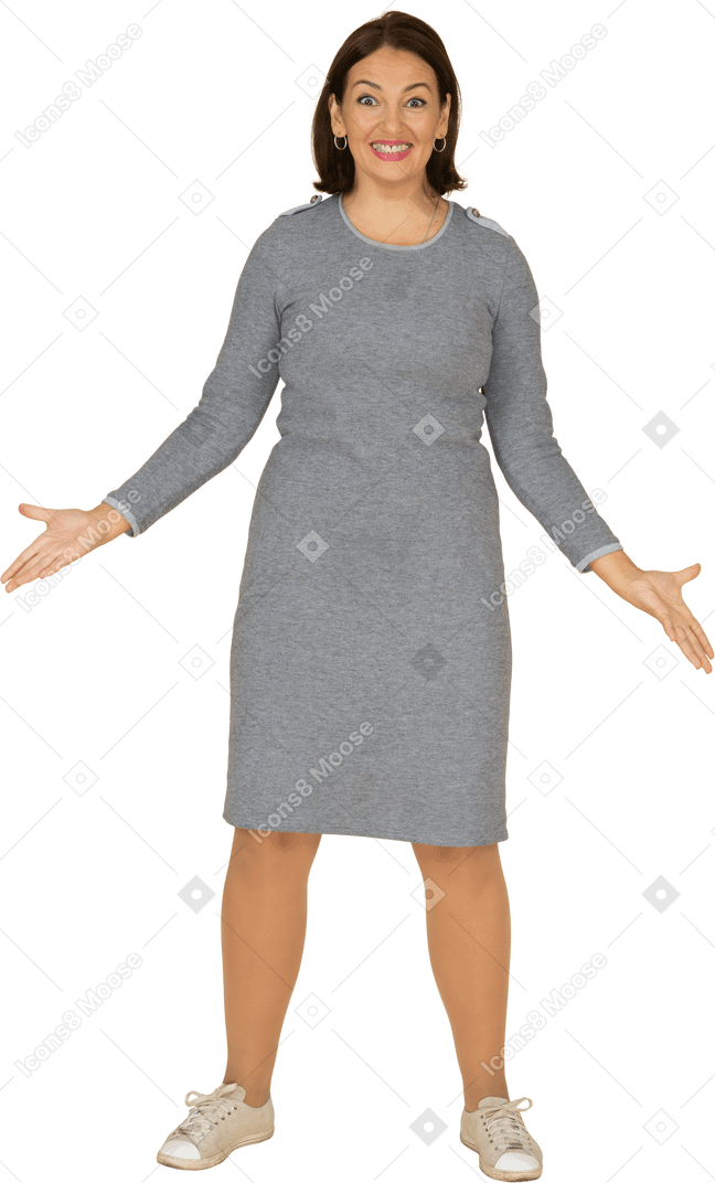 Vista frontale di una donna felice in abito grigio