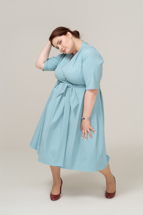 Vue de face d'une femme en robe bleue faisant des gestes