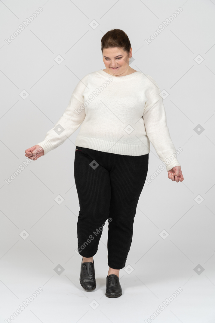 Felice donna grassoccia in abiti casual in posa