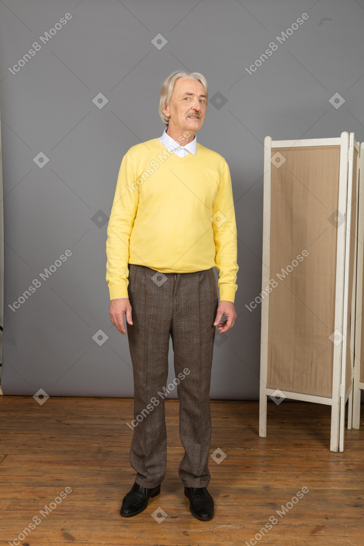 一个老人在黄色套头转头的前视图