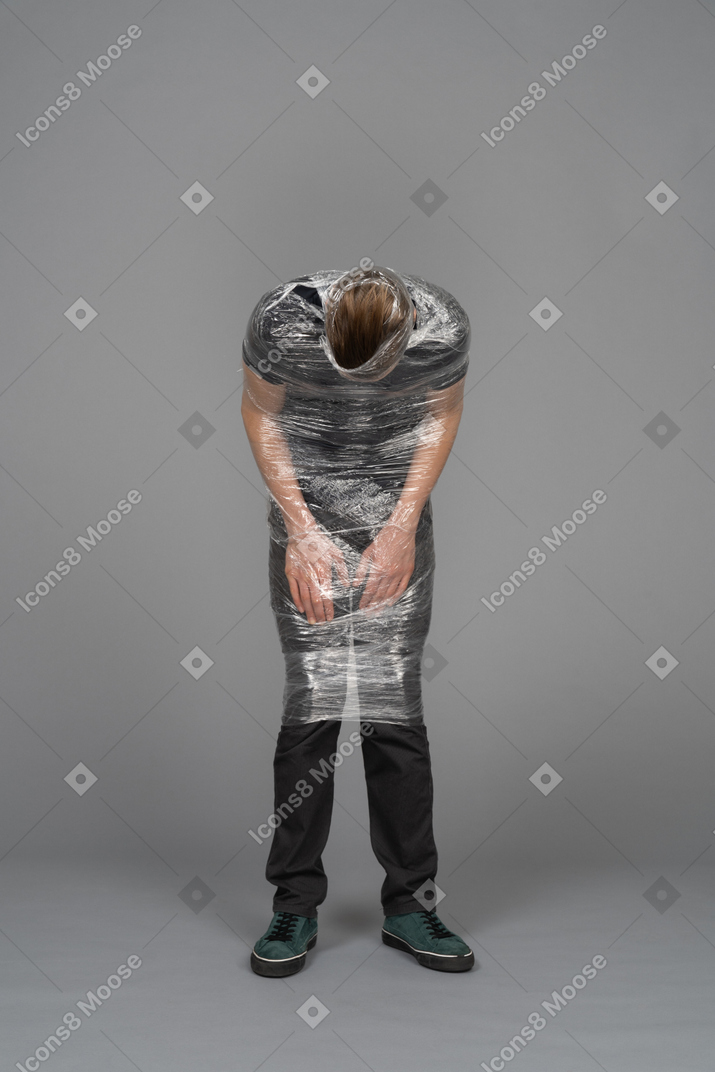 Vorderansicht eines jungen mannes in plastik verpackt