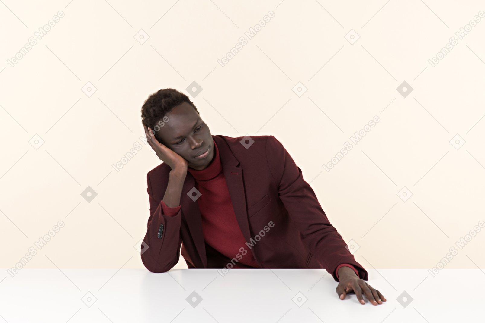 Élégant homme noir assis à la table dans le bureau