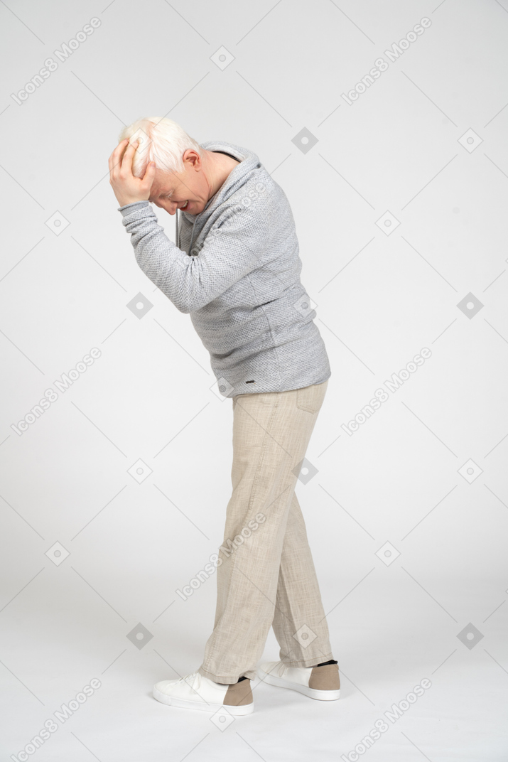 Homme souffrant de maux de tête et tenant la main sur la tête