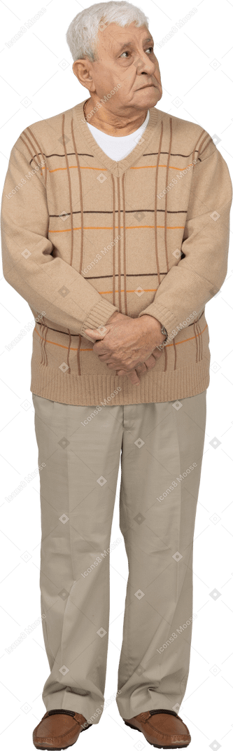 Vista frontal de un anciano con ropa informal mirando hacia arriba