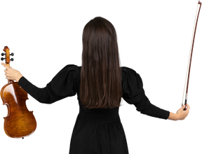 Vue arrière d'une joueuse de violon en robe noire écartant les mains