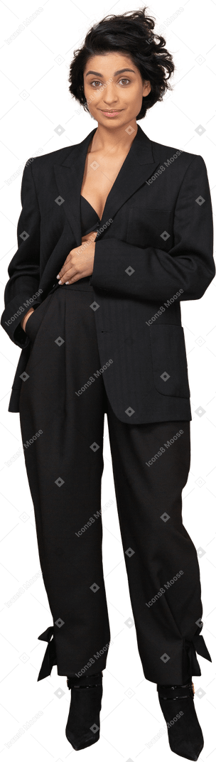 Vista frontal de una empresaria traje negro mirando alegremente a la cámara