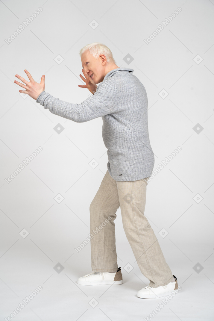 Vista lateral de un hombre de mediana edad extendiendo los brazos