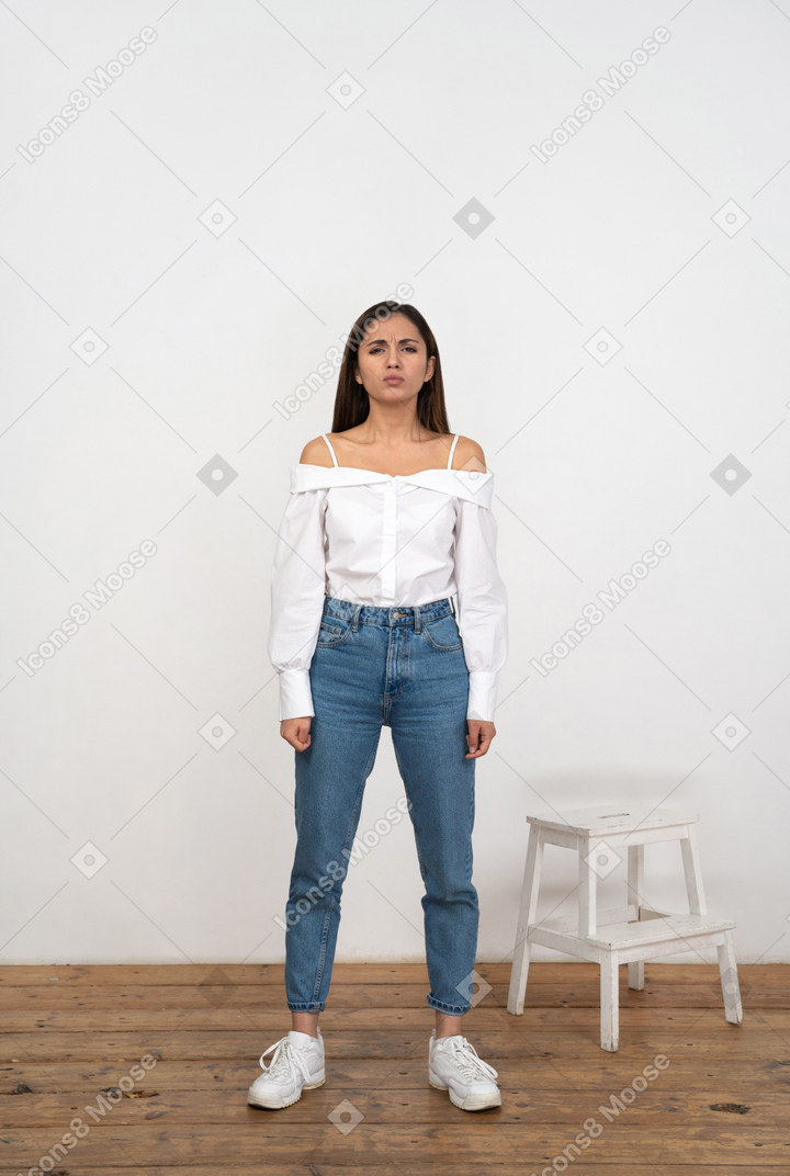 흰 벽 앞에 서있는 여자