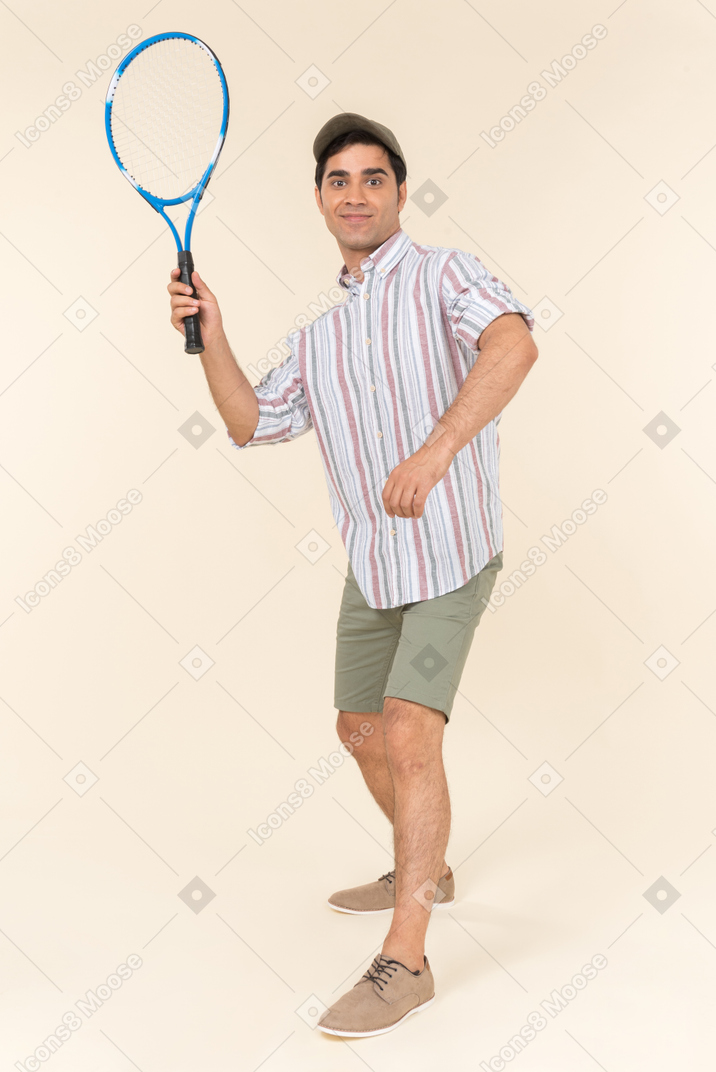 テニスラケットを保持している若い白人男