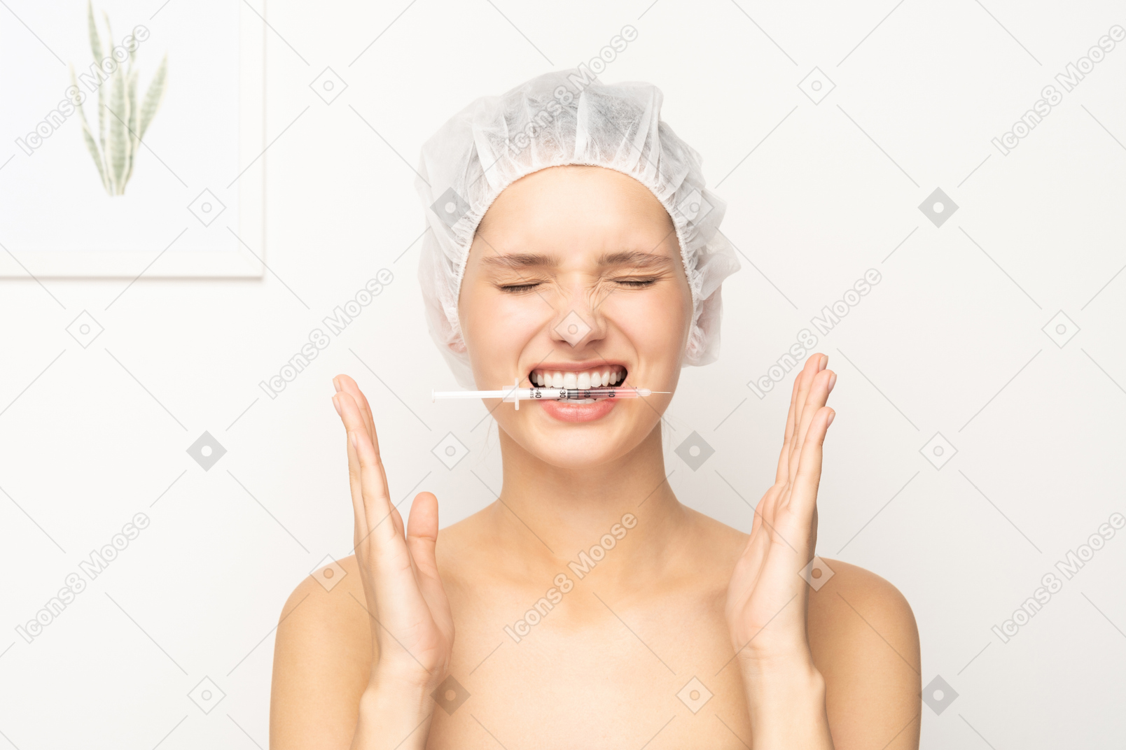 Femme tenant une seringue avec ses dents