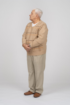 見上げるカジュアルな服装の老人の正面図