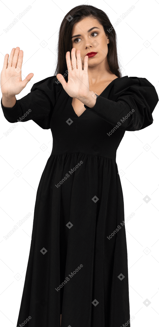 Dreiviertelansicht einer ablehnenden jungen dame in einem schwarzen kleid
