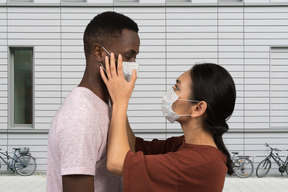 Couple dans des masques médicaux