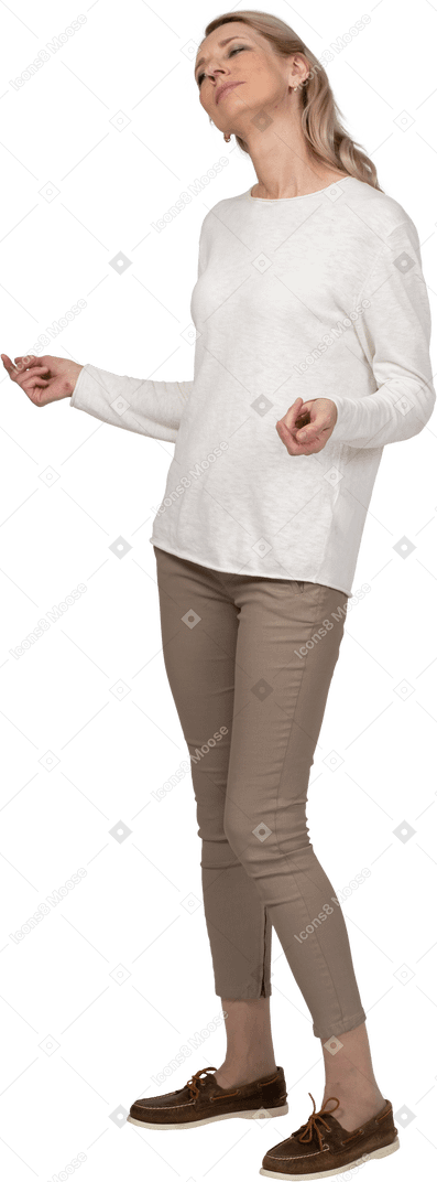 Frau in freizeitkleidung stehend
