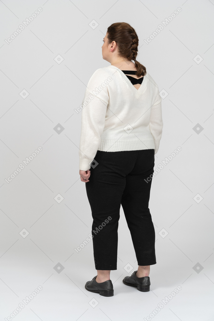 Donna grassoccia in abiti casual in piedi