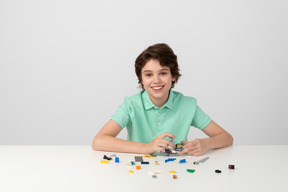 Niño alegre jugando con bloques de construcción