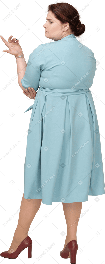 Vista posteriore di una donna in abito blu in posa
