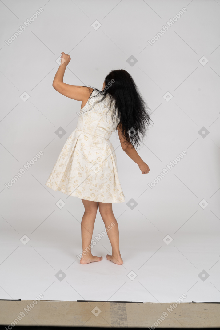 Женщина в красивом платье танцует