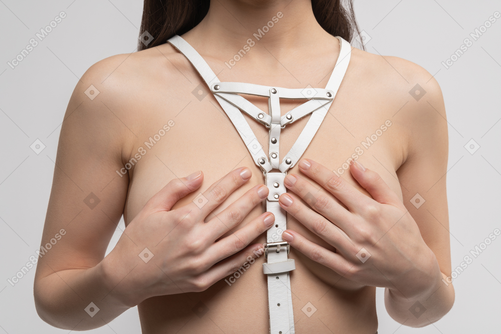 Vista frontale della giovane donna sexy che copre il seno con le mani