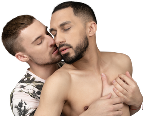 Крупный план молодого человека, обнимающего и целующего своего любовника без рубашки