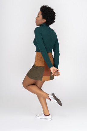 年轻的非洲裔美国女孩，在一条腿上保持平衡