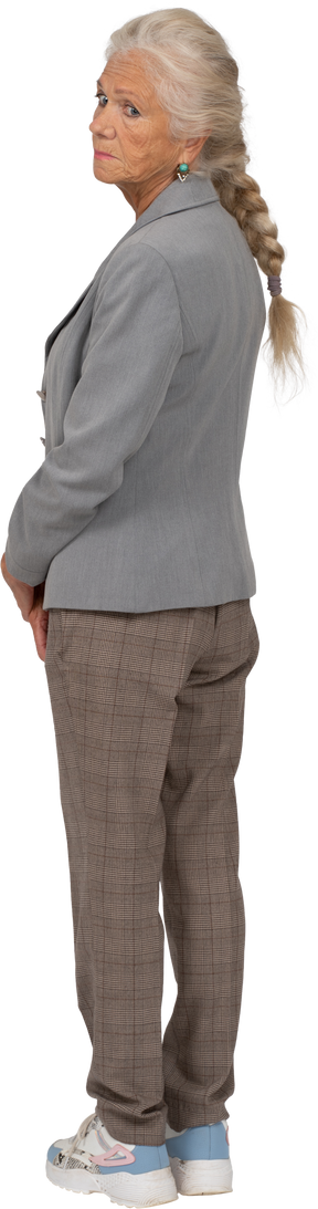 Vista posteriore di una donna anziana in giacca e cravatta