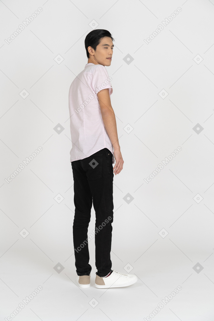 Mann in freizeitkleidung stehend
