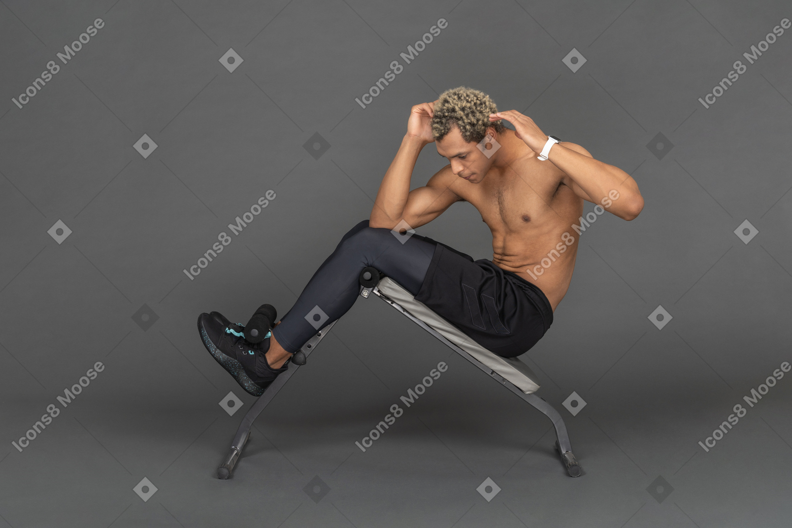 ベンチで腹筋運動をしている男性
