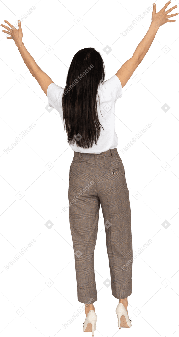 そよ風と手を上げるtシャツの若い女性の背面図