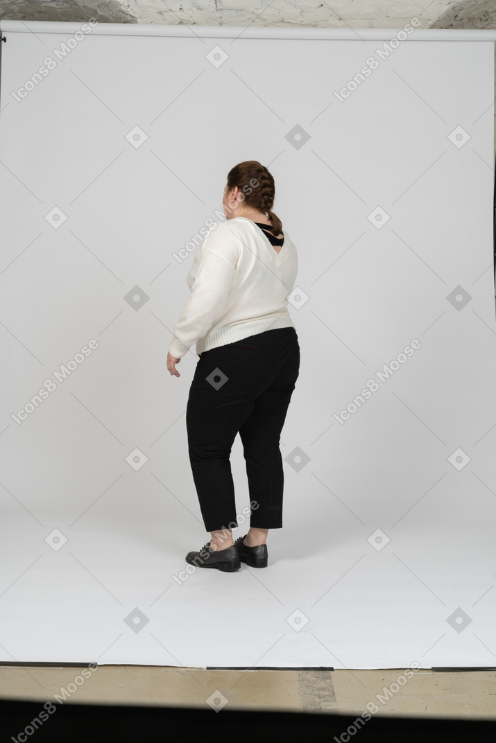 Mulher plus size com roupas casuais posando