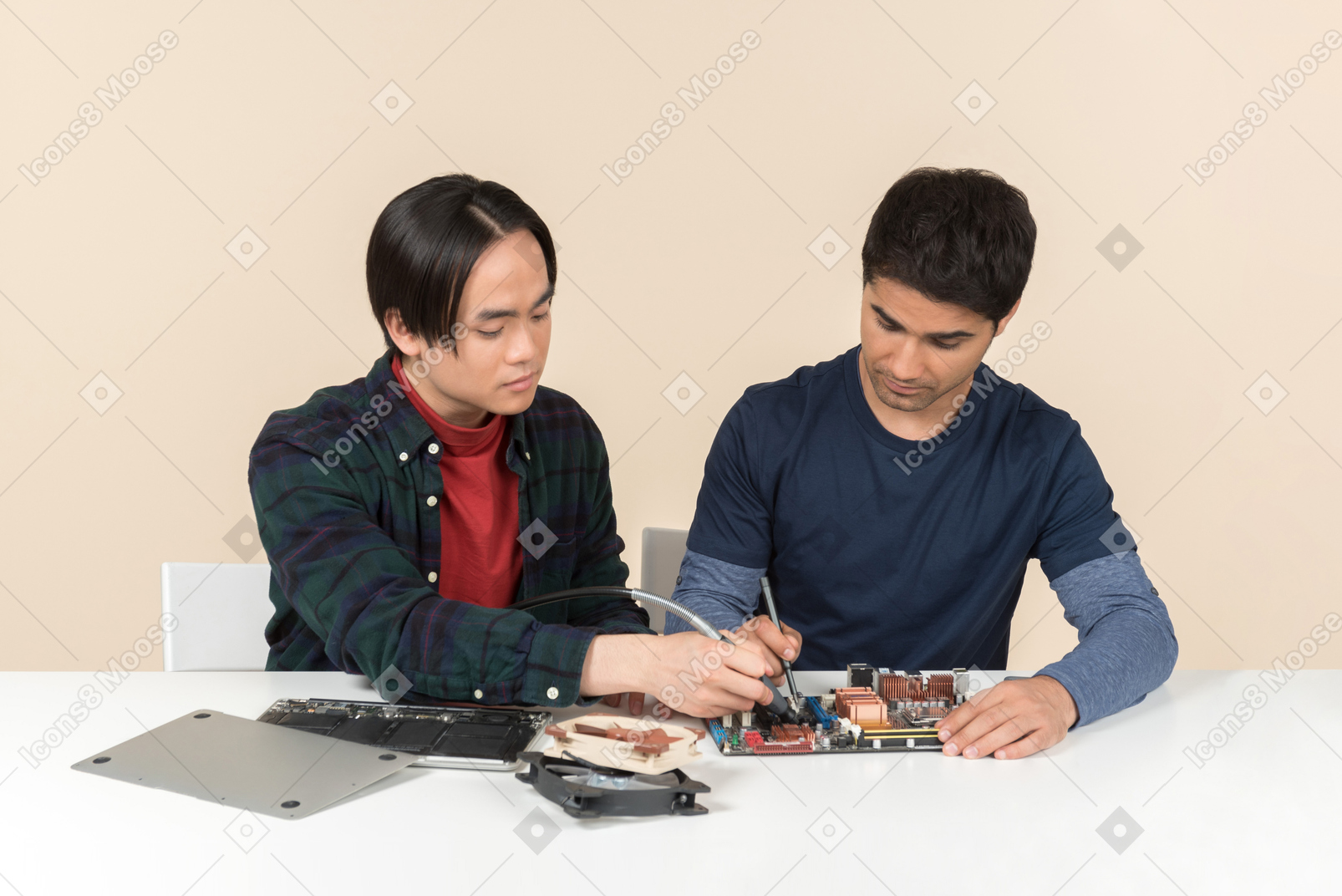 Dois jovens geeks com alguns detalhes sobre a mesa com alguns problemas