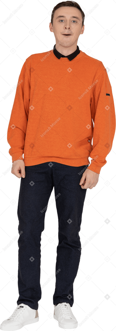 Junger mann im orangefarbenen sweatshirt stehend