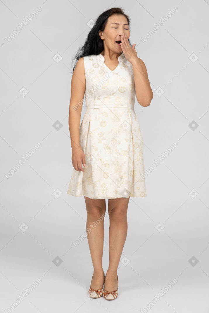 Frau in einem weißen kleid stehend